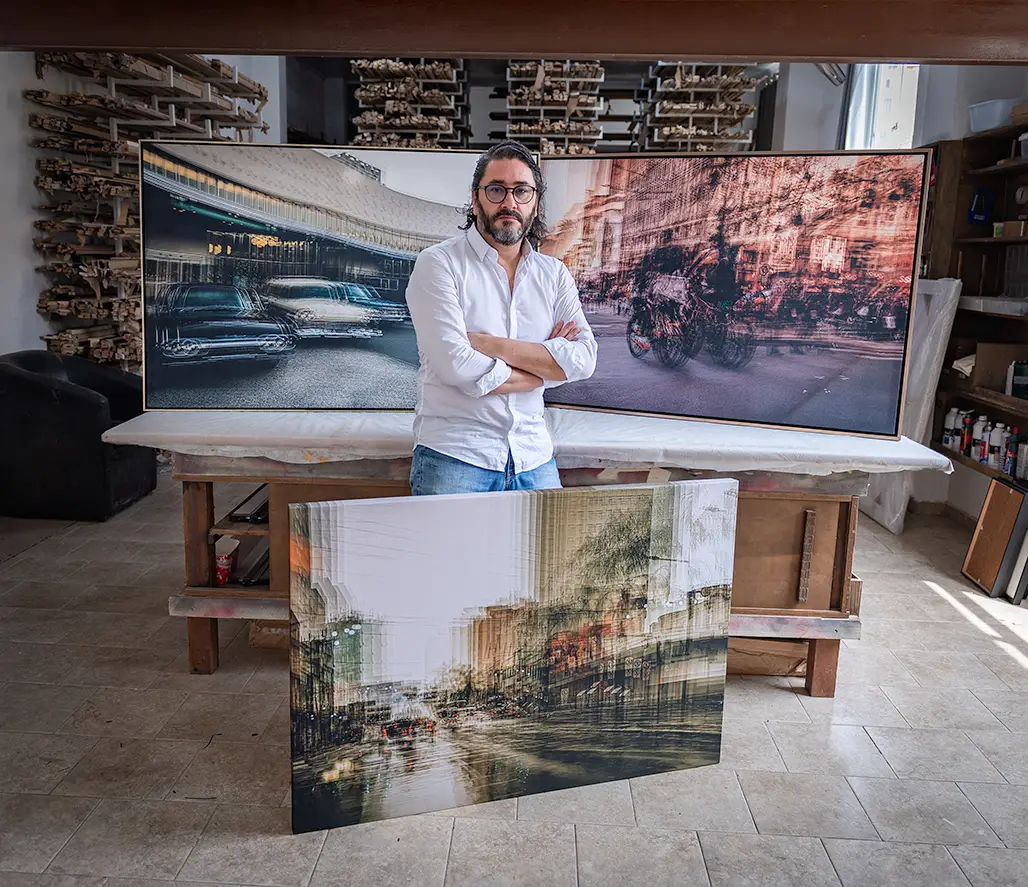 Retrato Empresarial de Manoel Petry Retrato Empresarial de Manoel Petry com suas as obras para exposição - Fotografia de Manoella Petry
